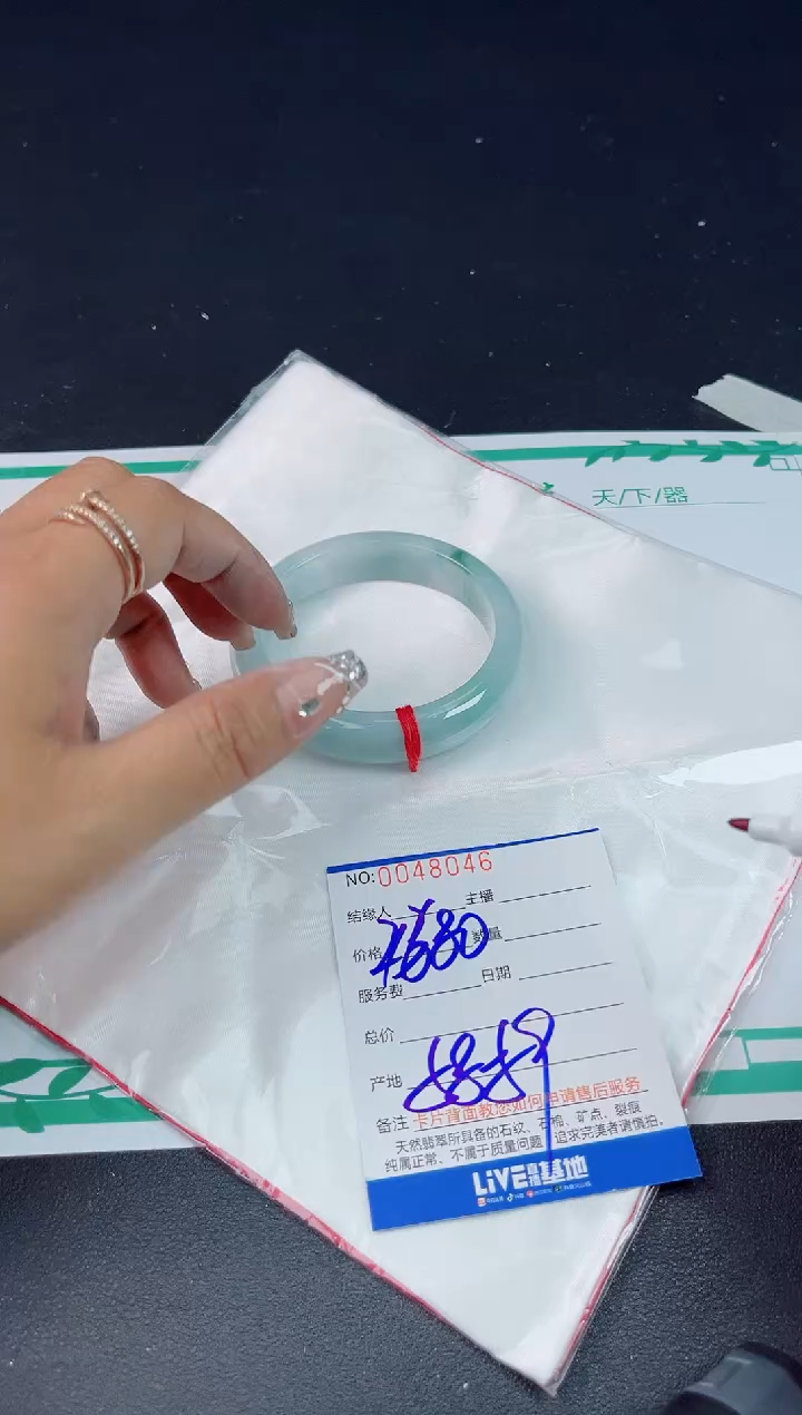 翡翠手镯未镶嵌翡翠手镯