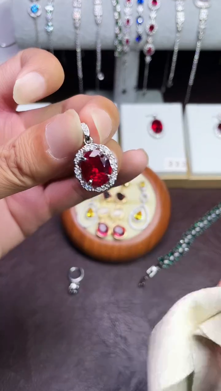 合金颈饰合成钻石红宝吊坠