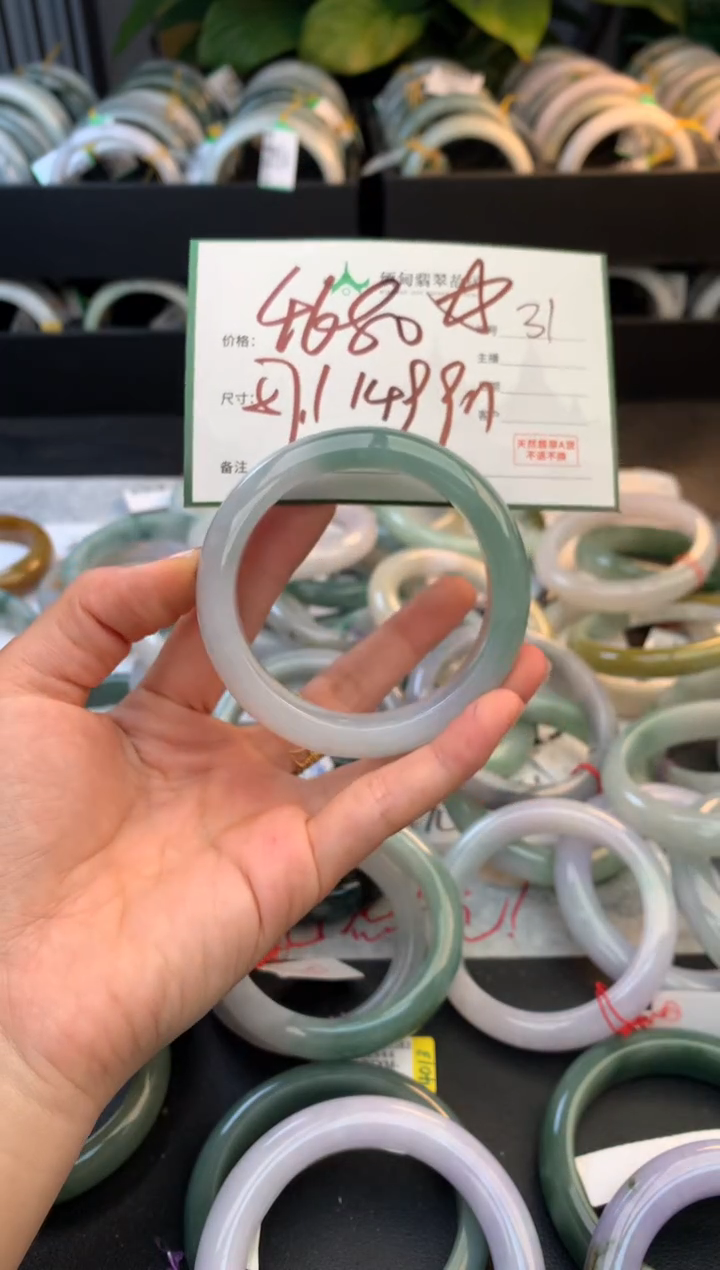 未镶嵌定制翡翠毛货需精细抛光+多人