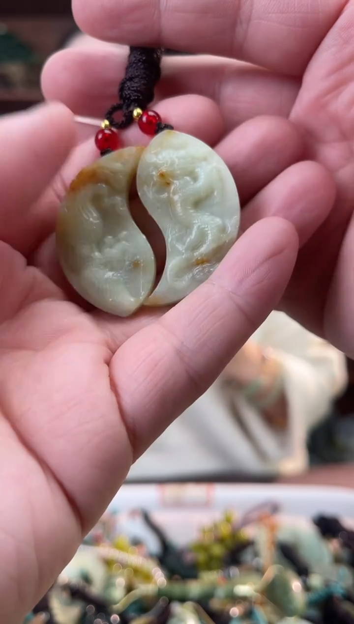 未镶嵌蛇纹石玉颈饰·