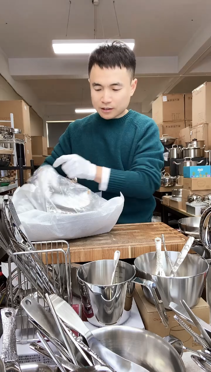 A25 微瑕18cm福利奶锅