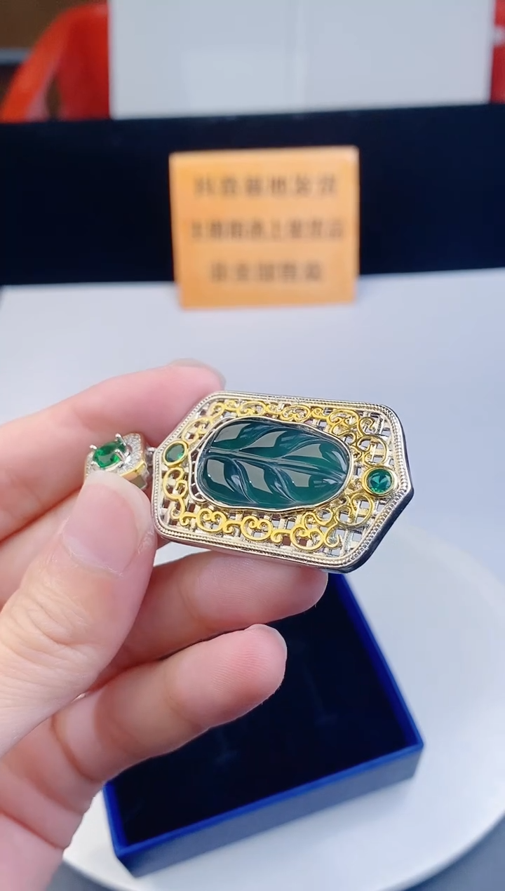 颈饰未镶嵌翡翠   