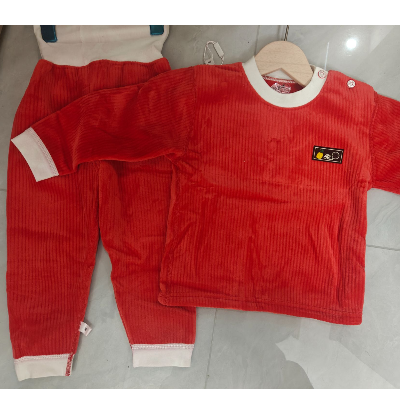 懒大王童装过年红色套装加绒款（裤腰，白色的地方有浮色）