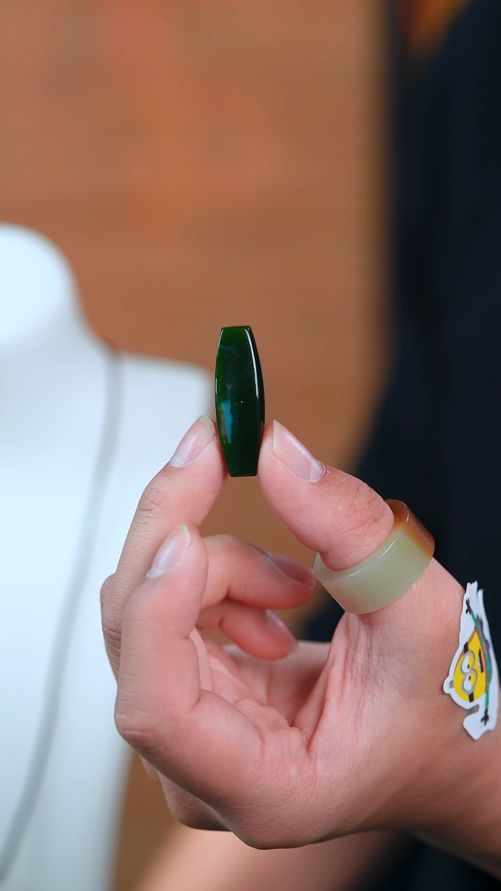 吊坠(不含链)未镶嵌和田玉（碧玉）辣绿色乐子（可编绳）