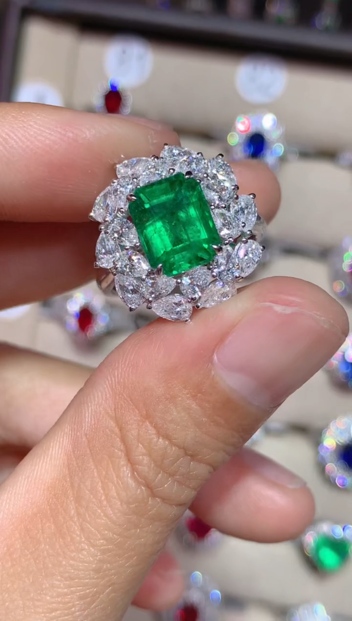 【闪购商品】祖母绿戒指18K金镶嵌2.81CT  沃顿