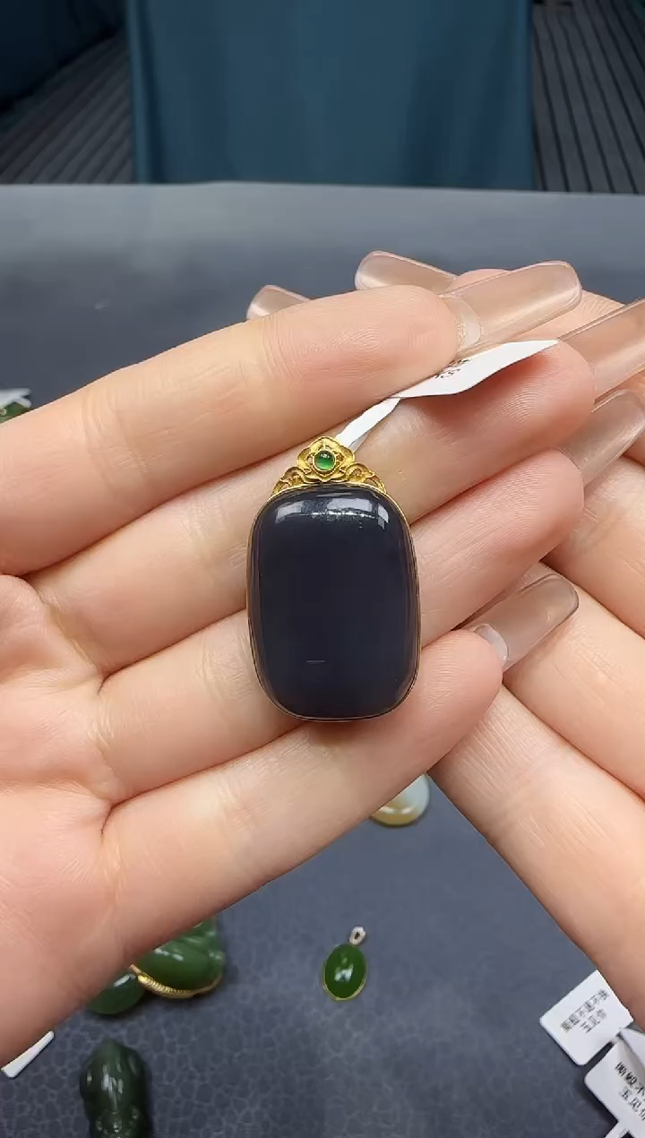 【闪购商品】和田玉挂件18K金镶嵌1