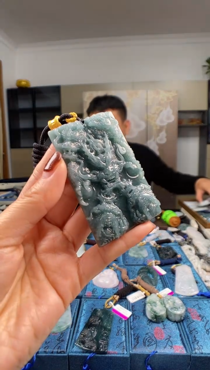 颈饰未镶嵌翡翠  多样性发其一