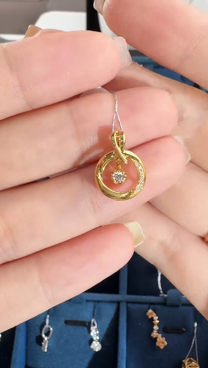 吊坠(不含链)18K金镶嵌钻石格*兮k黄吊坠1.62g