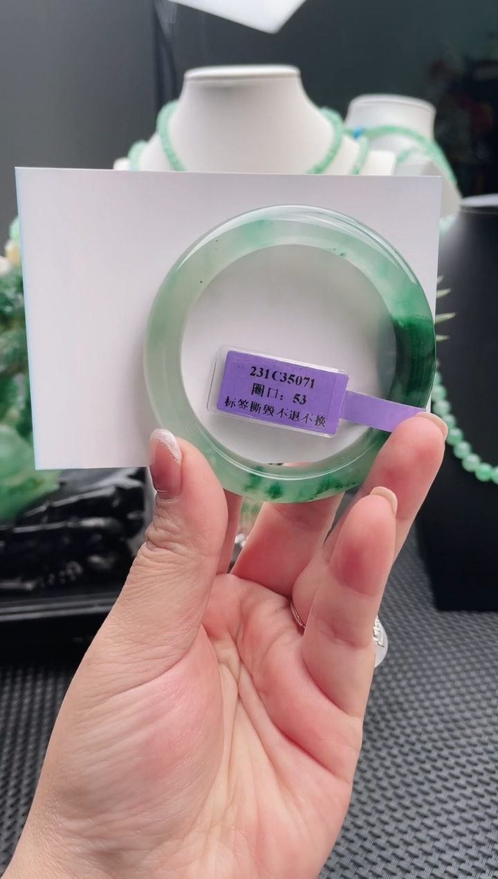 未镶嵌手镯石英质玉（非洲翠）手镯