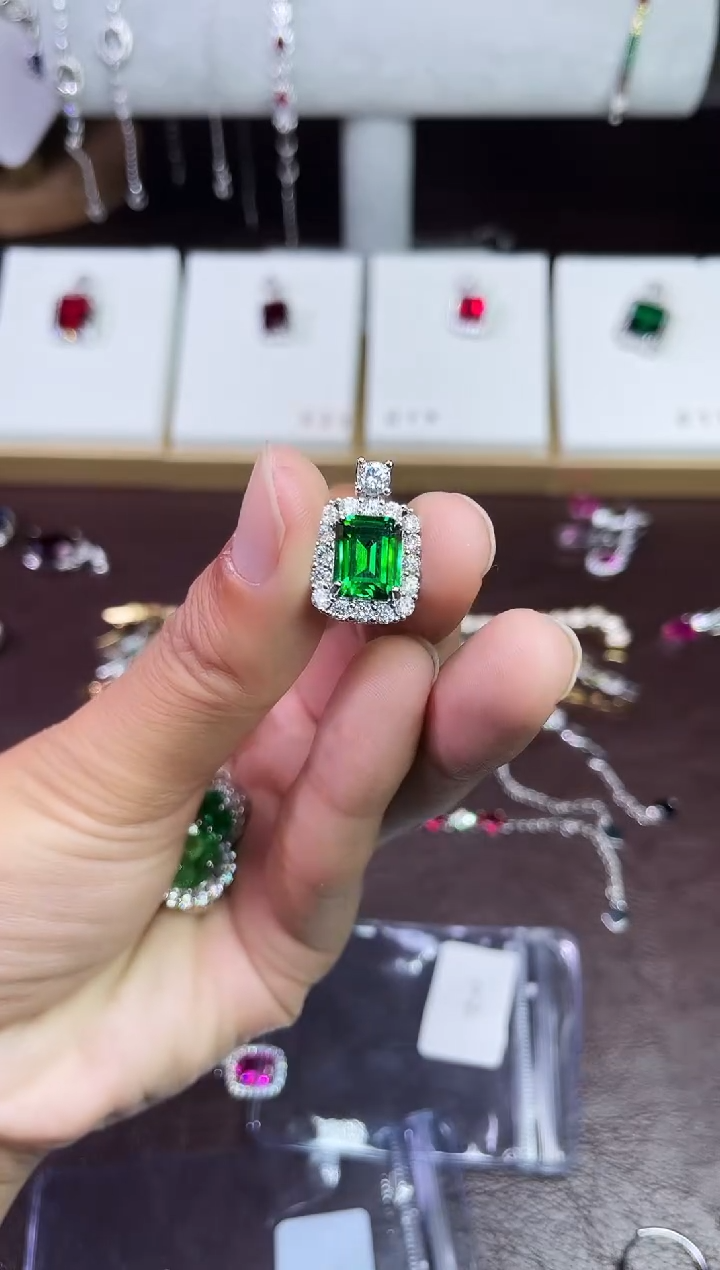 足铂镶嵌合成（培育）蓝宝石吊坠(赠链)绿宝吊坠