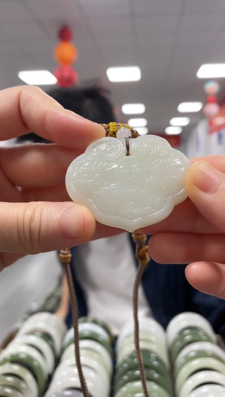 和田玉未镶嵌颈饰如意锁吊坠一件