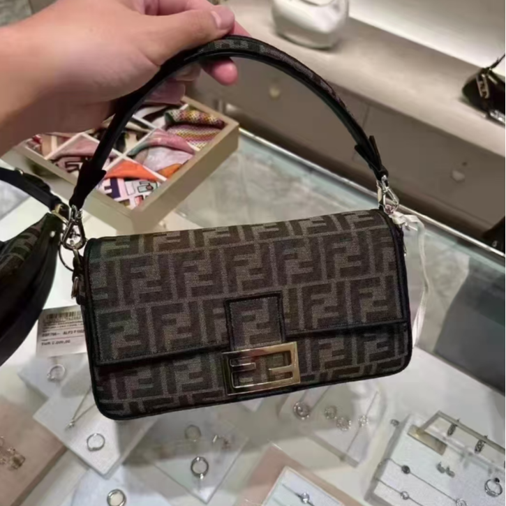 99新 FENDI/芬迪 小花6枫 老花 帆布 金扣 芬迪 法棍包