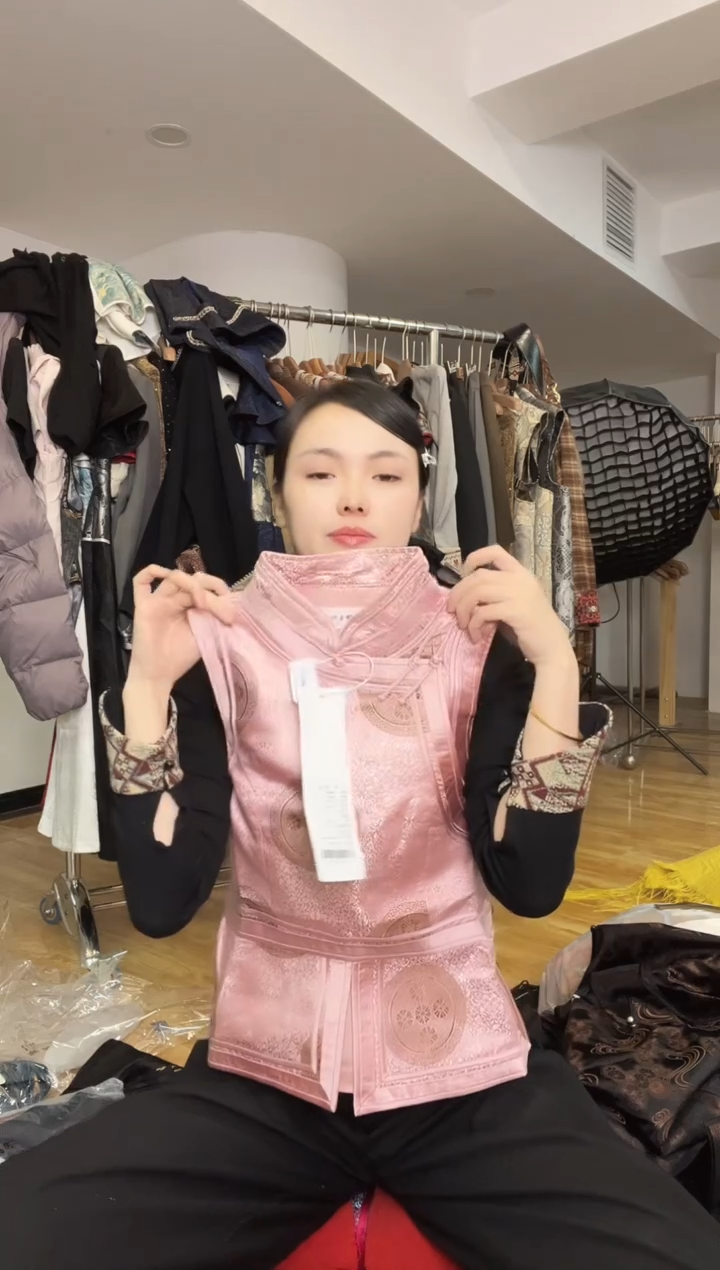 哈***娅马甲  S码         95斤