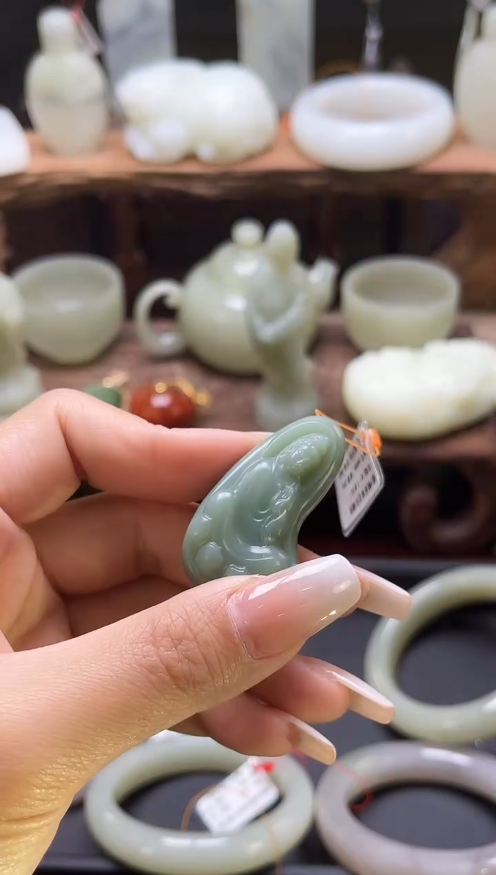 【闪购商品】和田玉吊坠未镶嵌俄七鸭蛋青自在观音80309