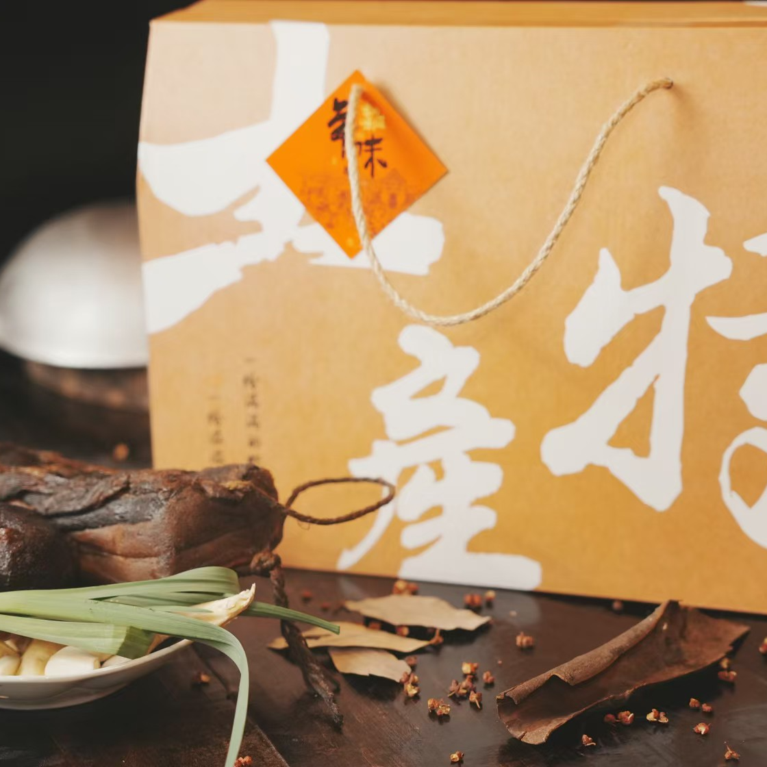 套盒 香肠一包500克 猪血丸子2包*800克 腊肉一包500克 鸭脚包肉5个一包