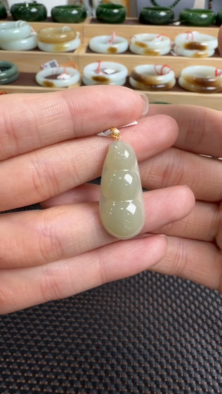 颈饰18K金镶嵌和田玉挂件