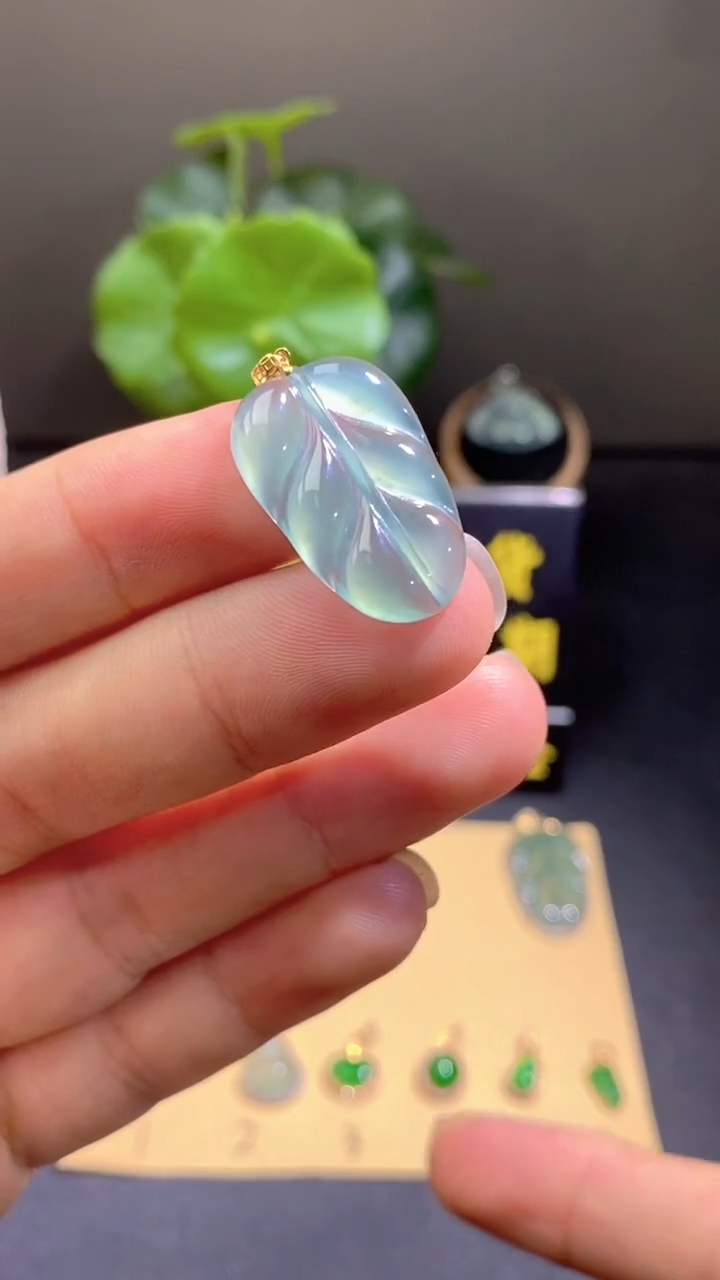 颈饰18K金镶嵌翡翠翡翠A货