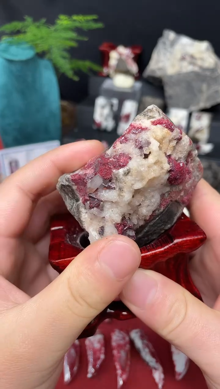 天然辰砂原石矿标摆件