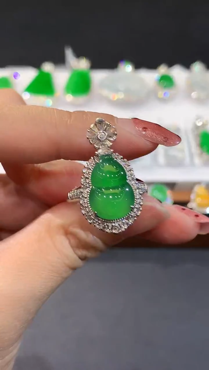 18K金镶嵌戒指翡翠多样性发其一