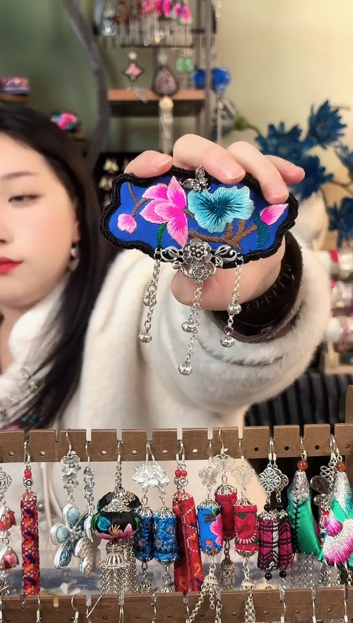 彩云南阁非遗老绣苗银饰品530