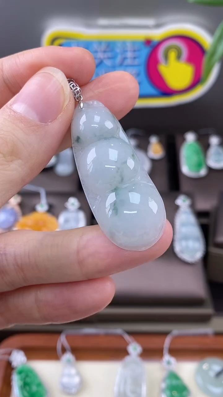 【闪购商品】翡翠吊坠(不含链)18K金镶嵌翡翠福豆