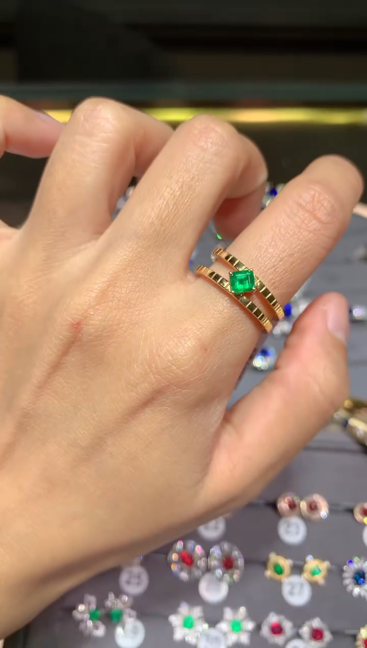 【闪购商品】祖母绿戒指18K金镶嵌0.5CT