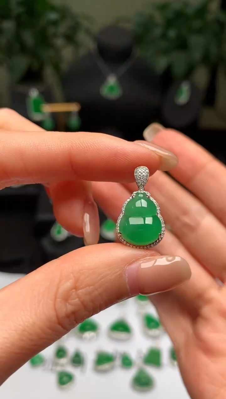 颈饰18K金镶嵌翡翠葫芦