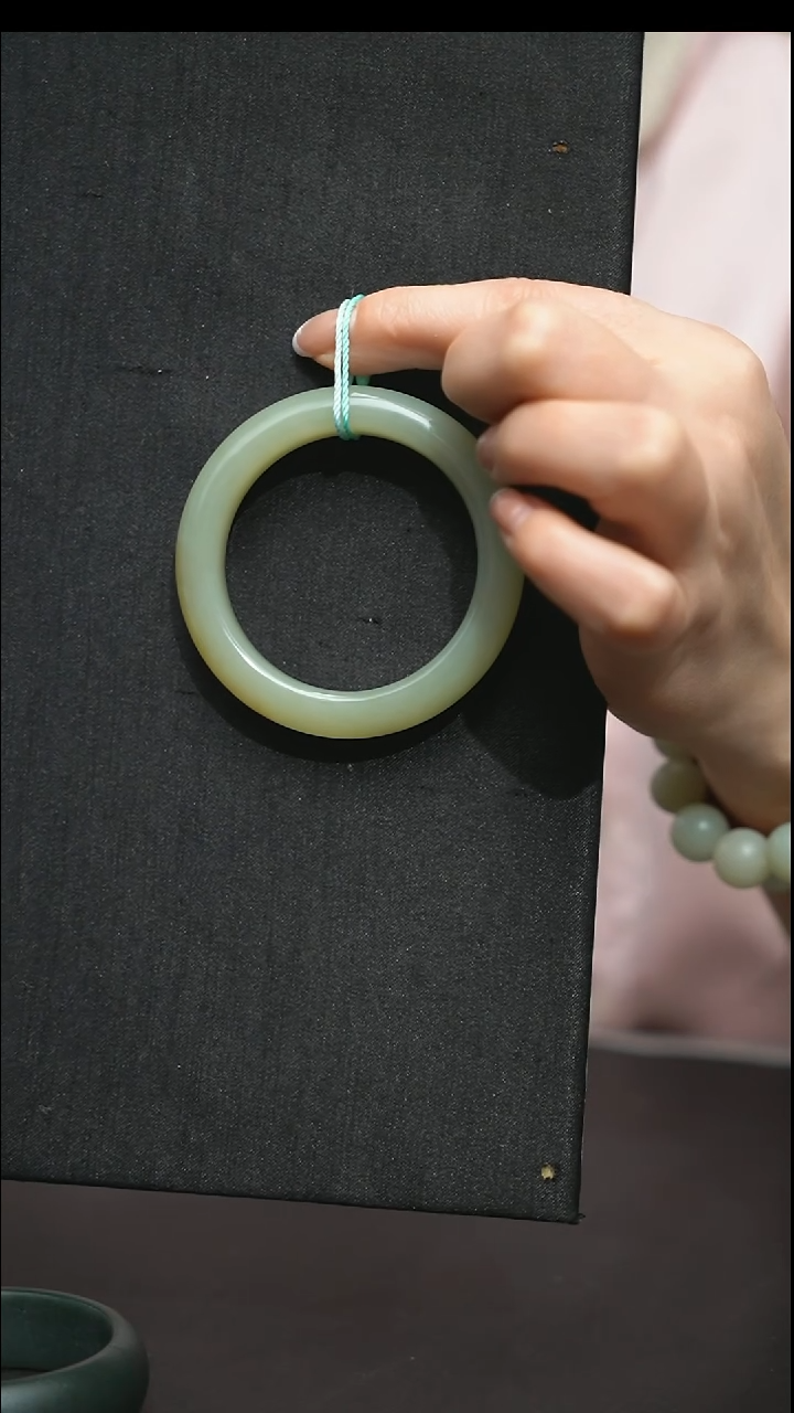 未镶嵌手镯和田玉妮*雨未镶嵌 手镯 和田玉 妮*雨