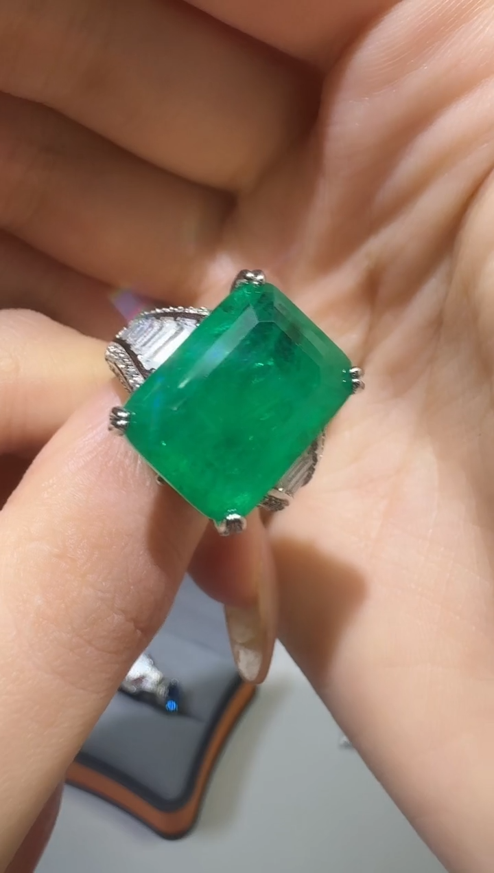 18K金镶嵌戒指祖母绿1