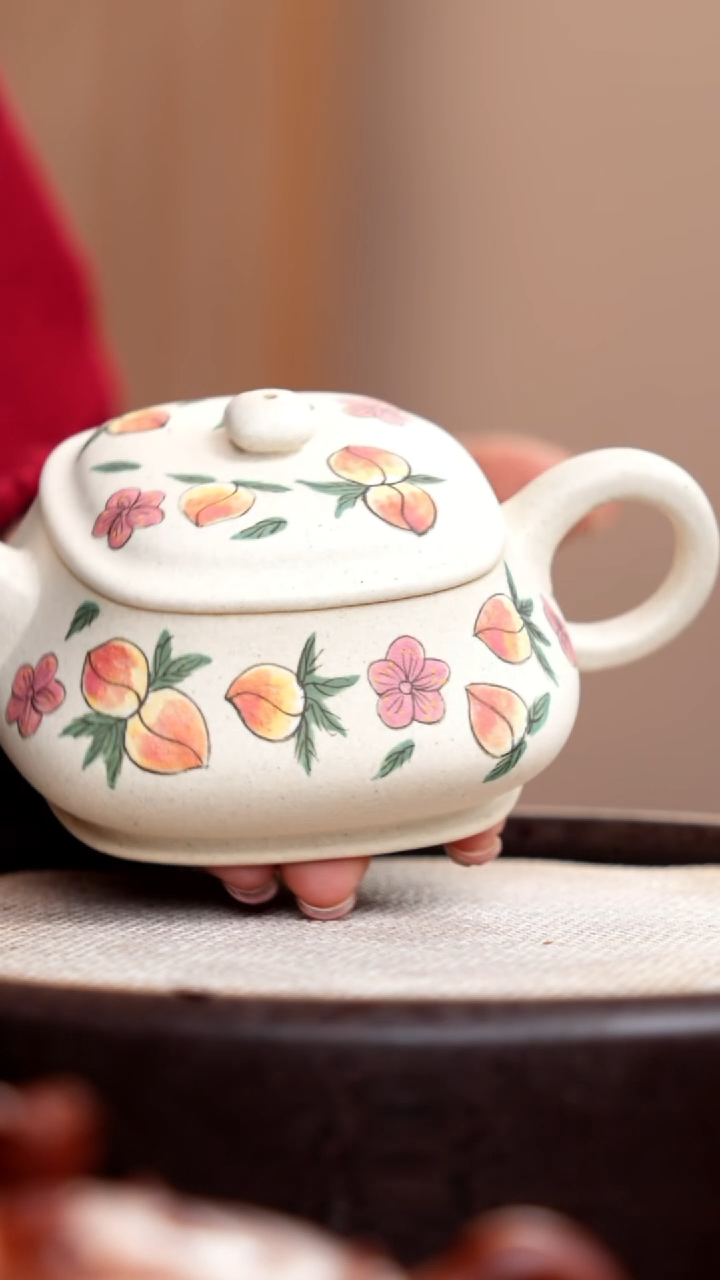【闪购商品】紫砂茶壶白玉段四方明炉泥绘桃子