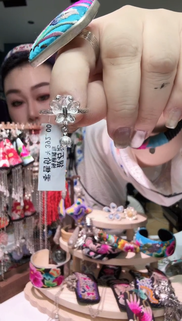 刺绣纯手工苗绣非遗戒指