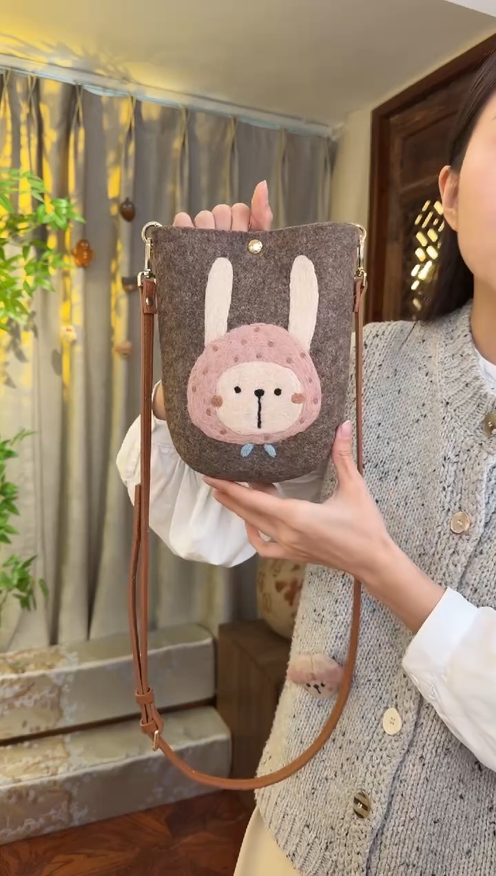羊毛非遗羊毛毡包 手机包兔子