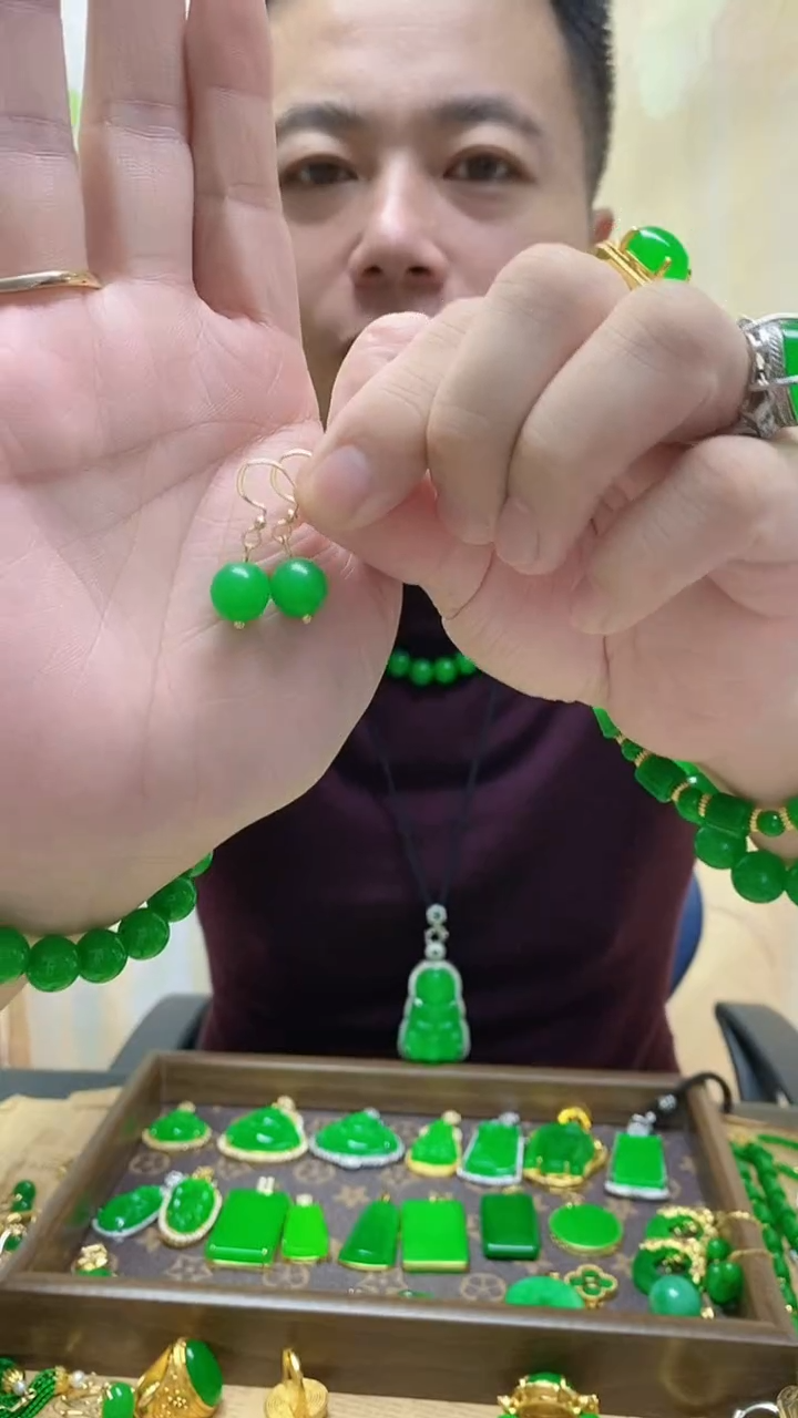 14K金镶嵌翡翠耳饰翡翠耳钩
