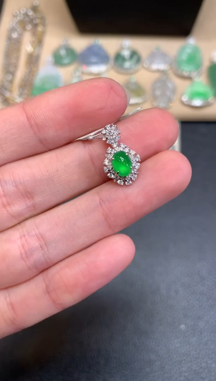 【闪购商品】翡翠颈饰18K金镶嵌蛋面【无服务费】