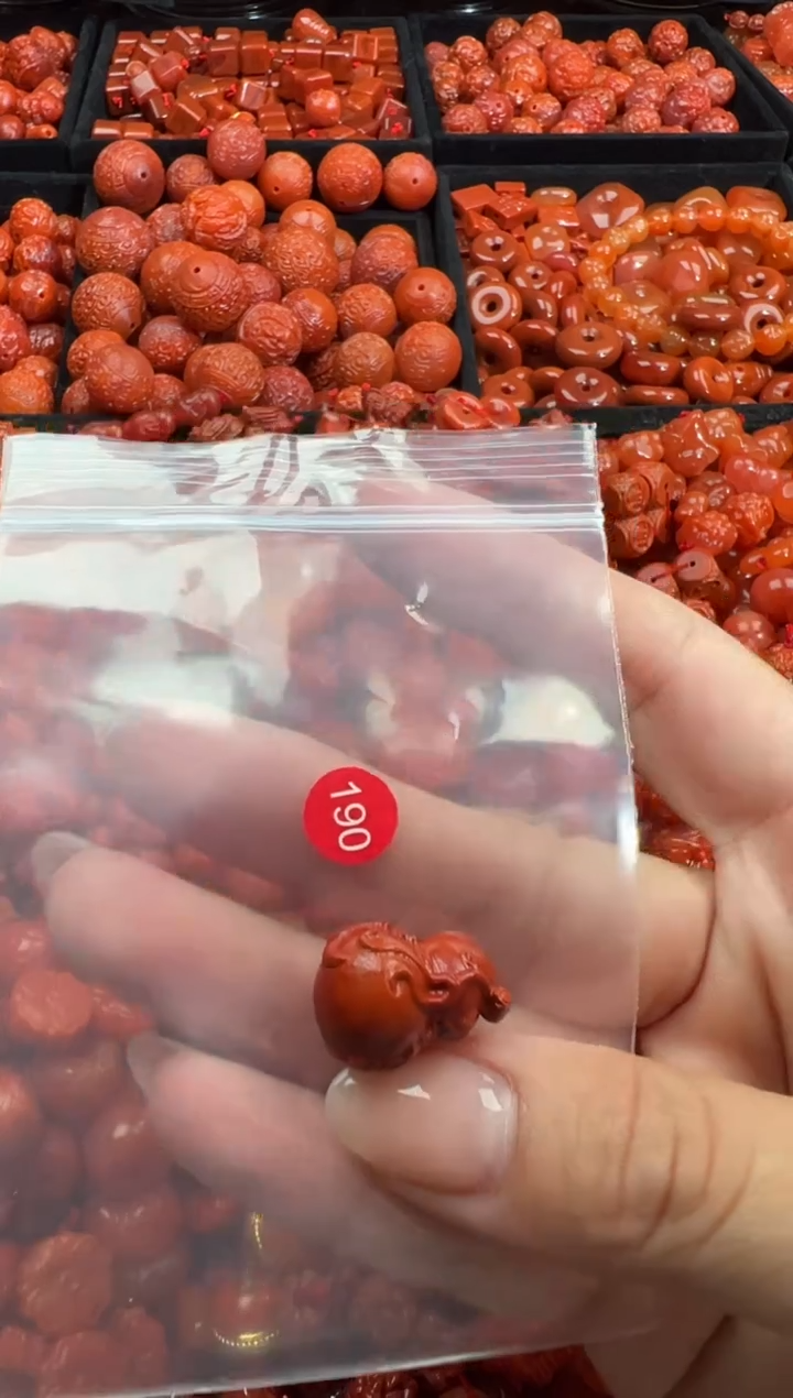 南红玛瑙未镶嵌颈饰1