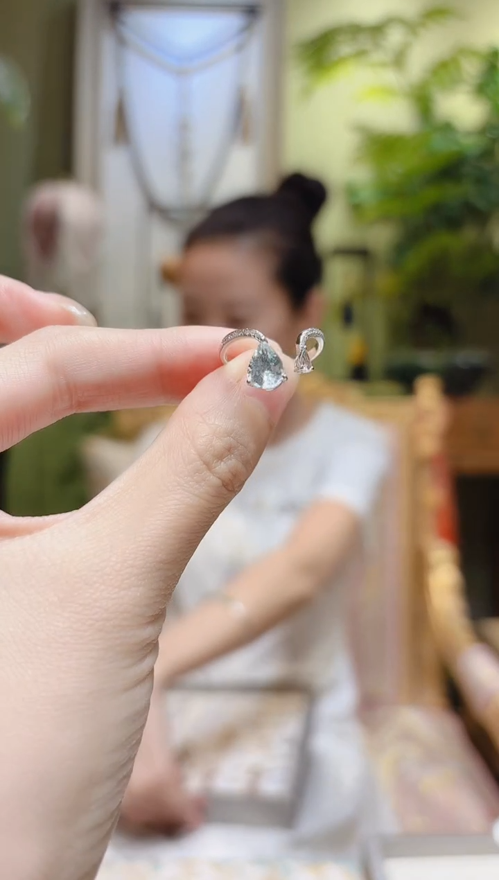 【闪购商品】海蓝宝石戒指18K金镶嵌海蓝宝戒指Z