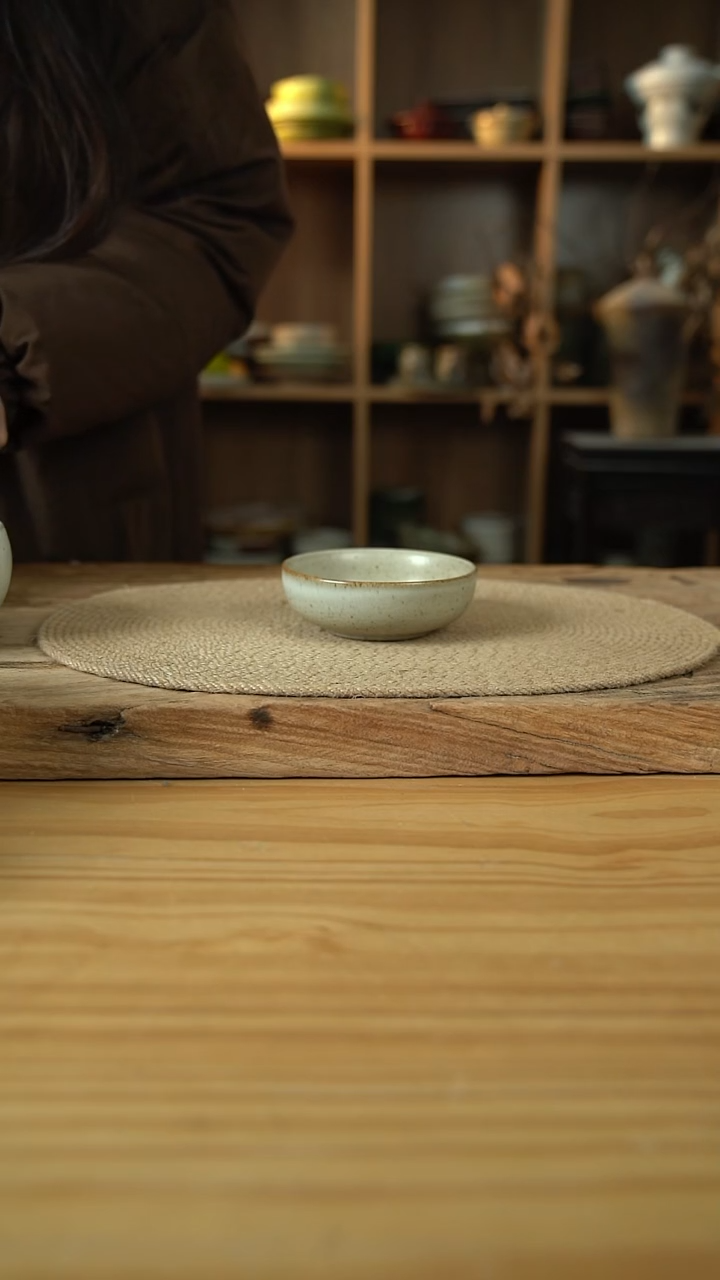 奶奶系列的大号蘸料碟1个