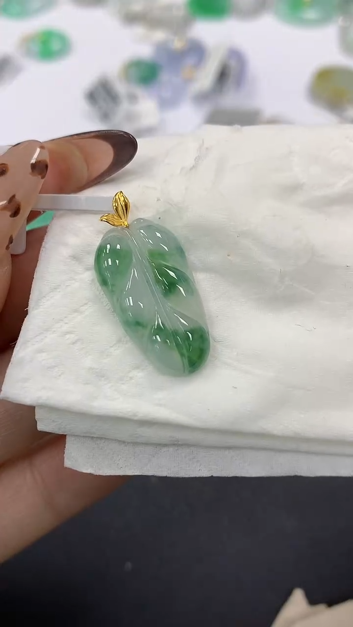 颈饰18K金镶嵌翡翠a货假一赔三支持复检百元上9元证书费自理