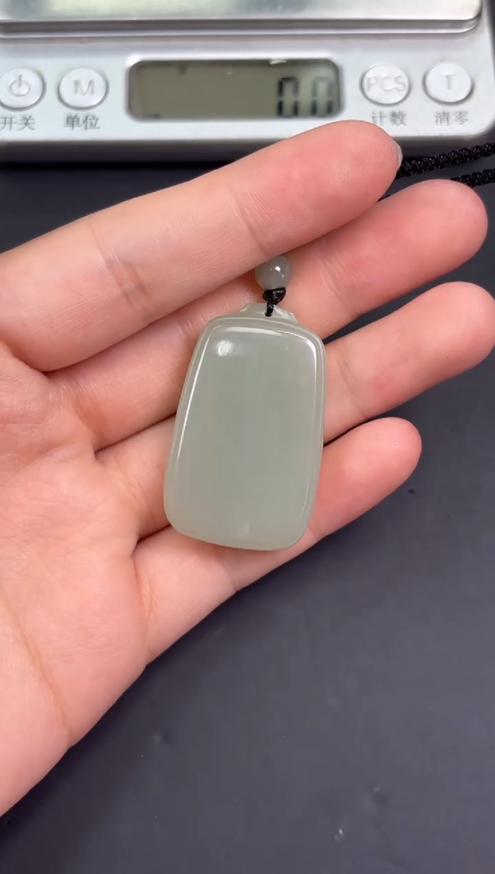 【闪购商品】和田玉吊坠(赠链)未镶嵌且末微色差近矿