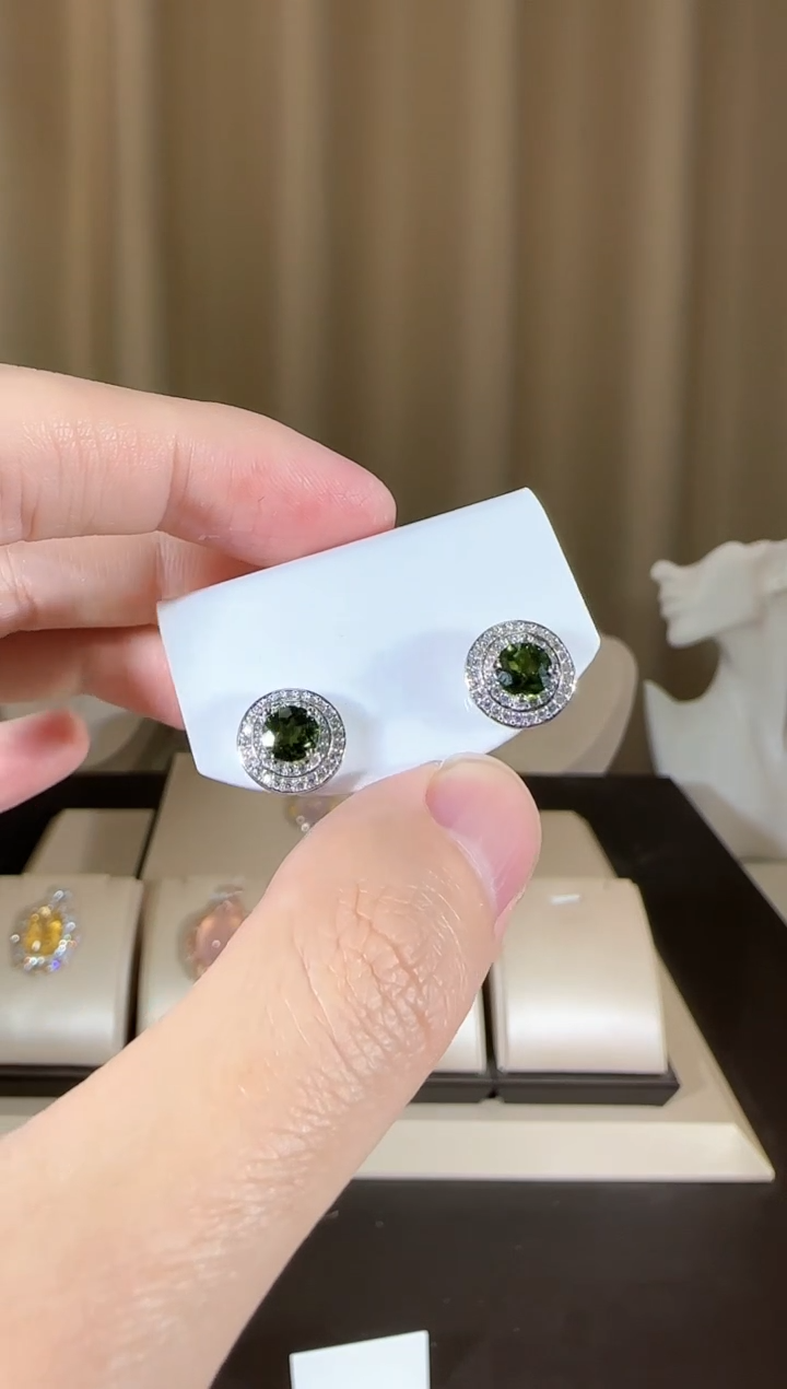 【闪购商品】透辉石耳钉银S925镶嵌时尚