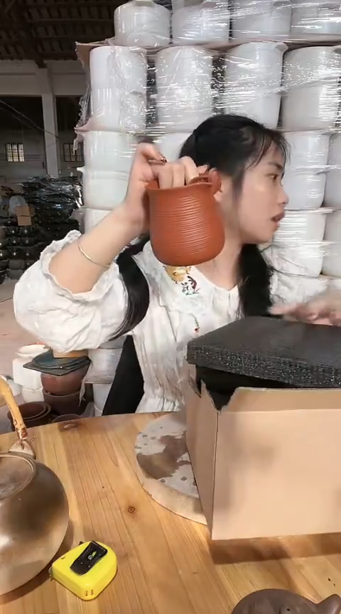 陶瑕疵红泥手把壶不带盖