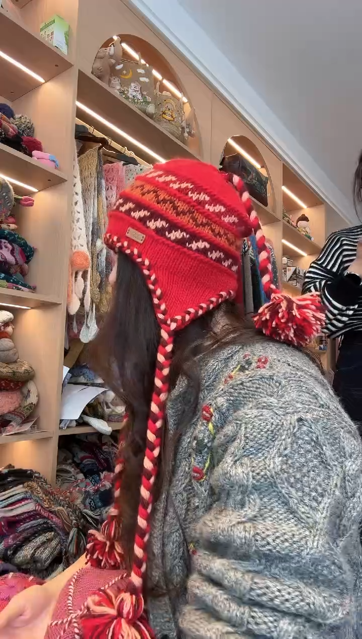 羊毛美利奴红色大辫子护耳帽