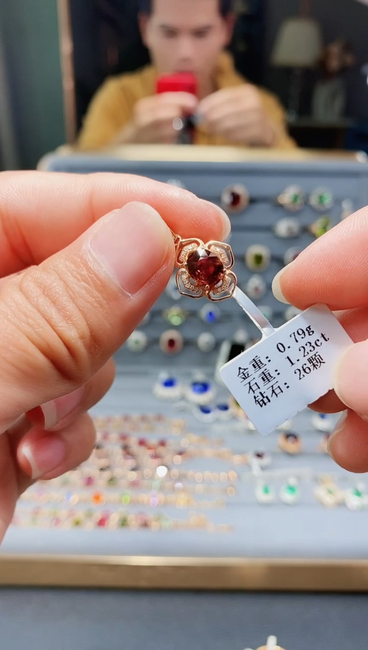 【闪购商品】碧玺颈饰18K金镶嵌1.23.