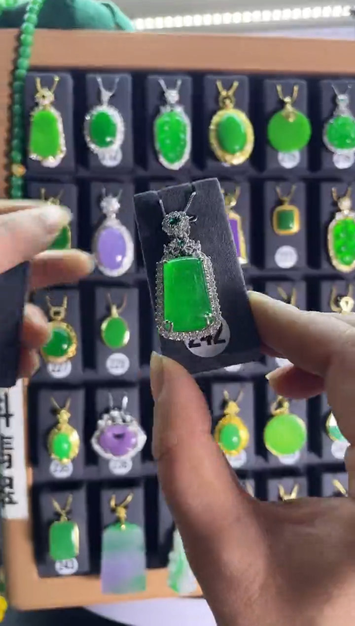 【闪购商品】翡翠耳饰银S925镶嵌242...