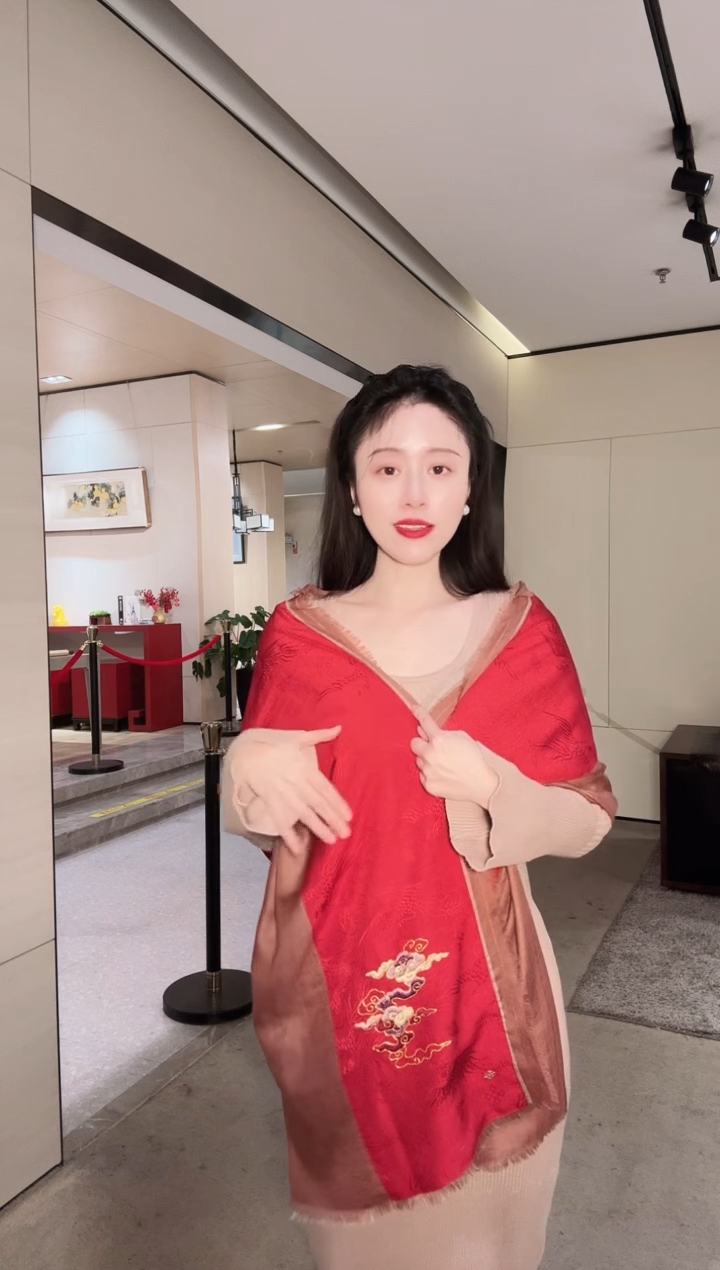 条**咩龙章凤姿-万丈祥瑞兆福地 纱罗刺绣双层双色羊绒披肩