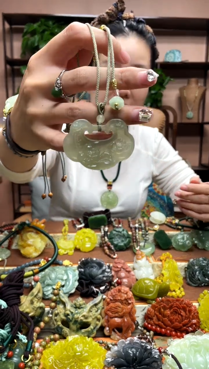 未镶嵌岫玉颈饰·