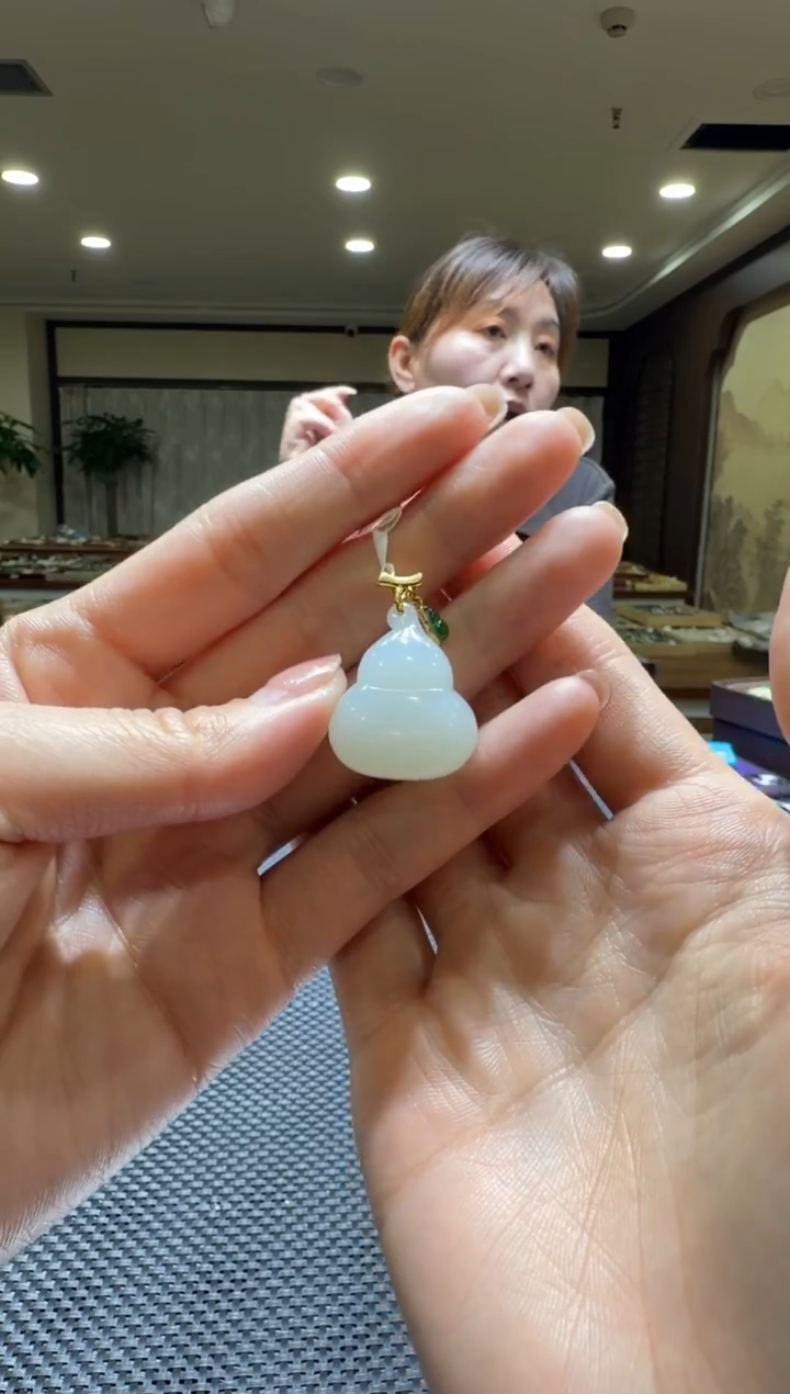 颈饰18K金镶嵌和田玉挂件