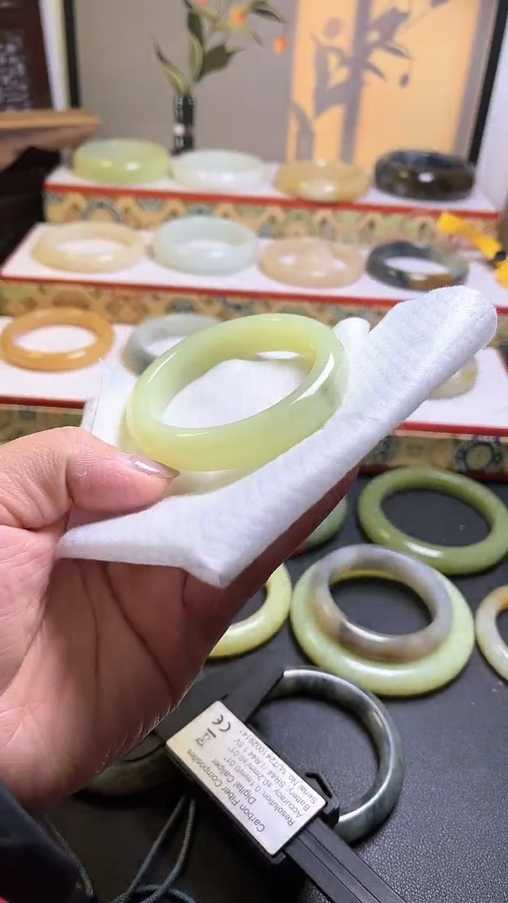 【闪购商品】和田玉手镯未镶嵌新疆若羌黄口飘翠青50+有包容