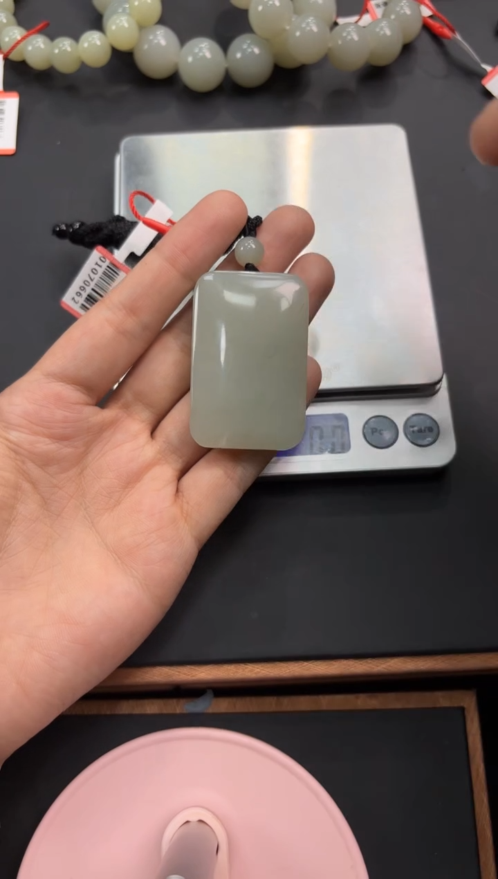 【闪购商品】和田玉吊坠(赠链)未镶嵌且末微色差近矿吊坠