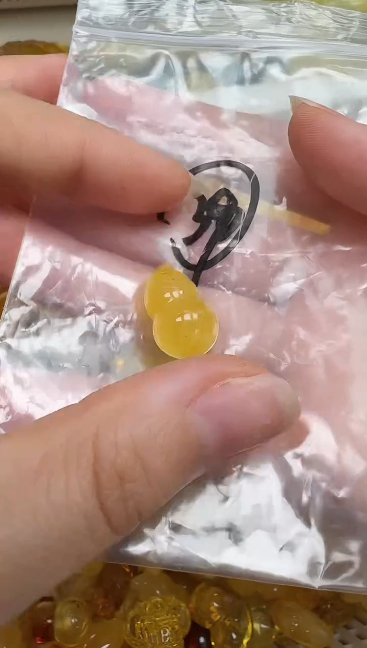 未镶嵌琥珀裸石如图
